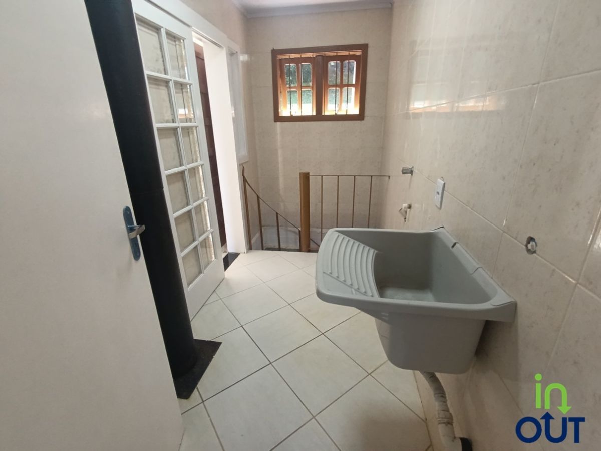 Ampla casa com pátio fechado e 3 quartos em Gramado