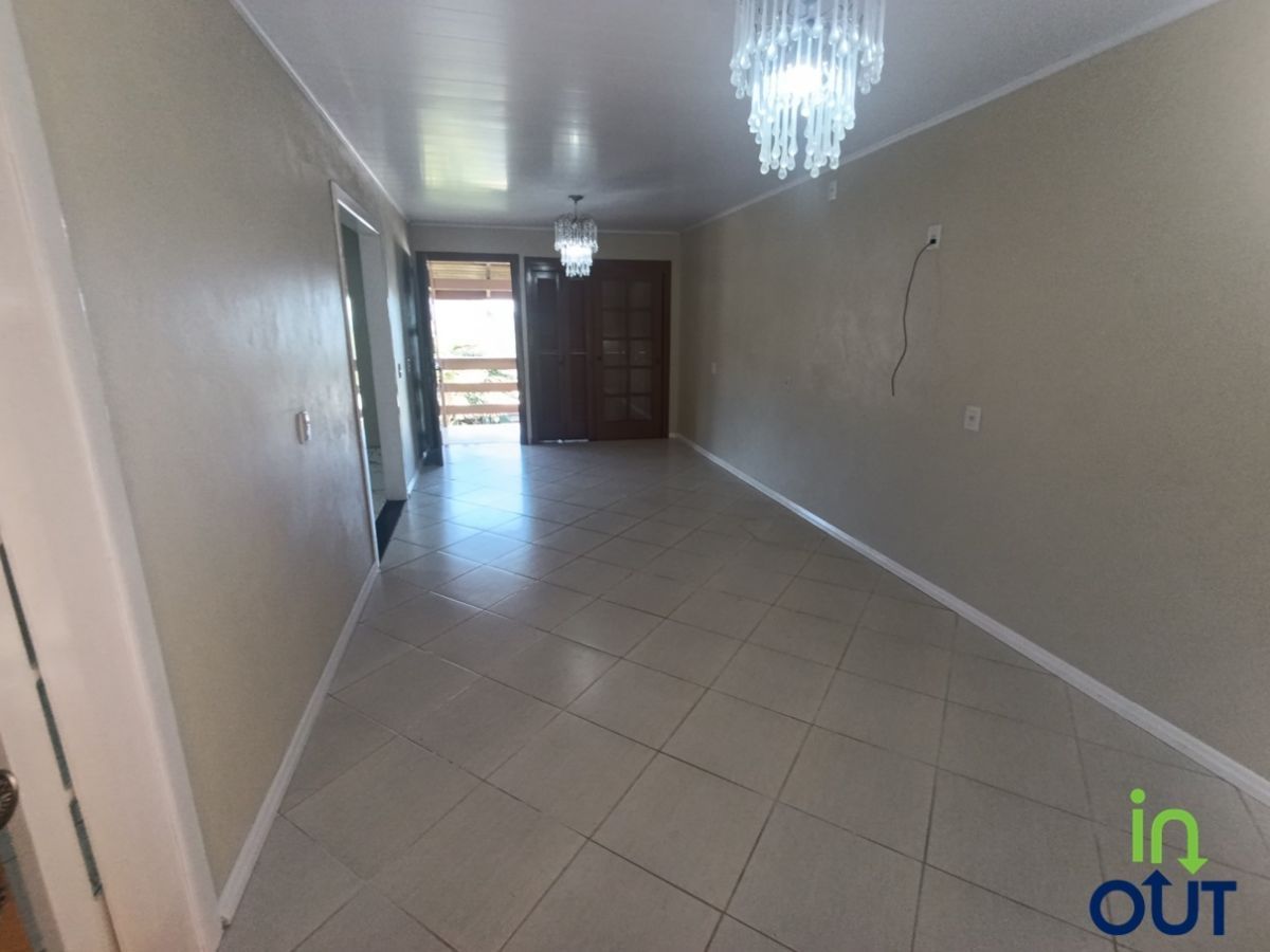 Ampla casa com pátio fechado e 3 quartos em Gramado