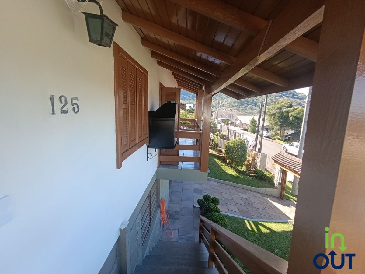 Ampla casa com pátio fechado e 3 quartos em Gramado