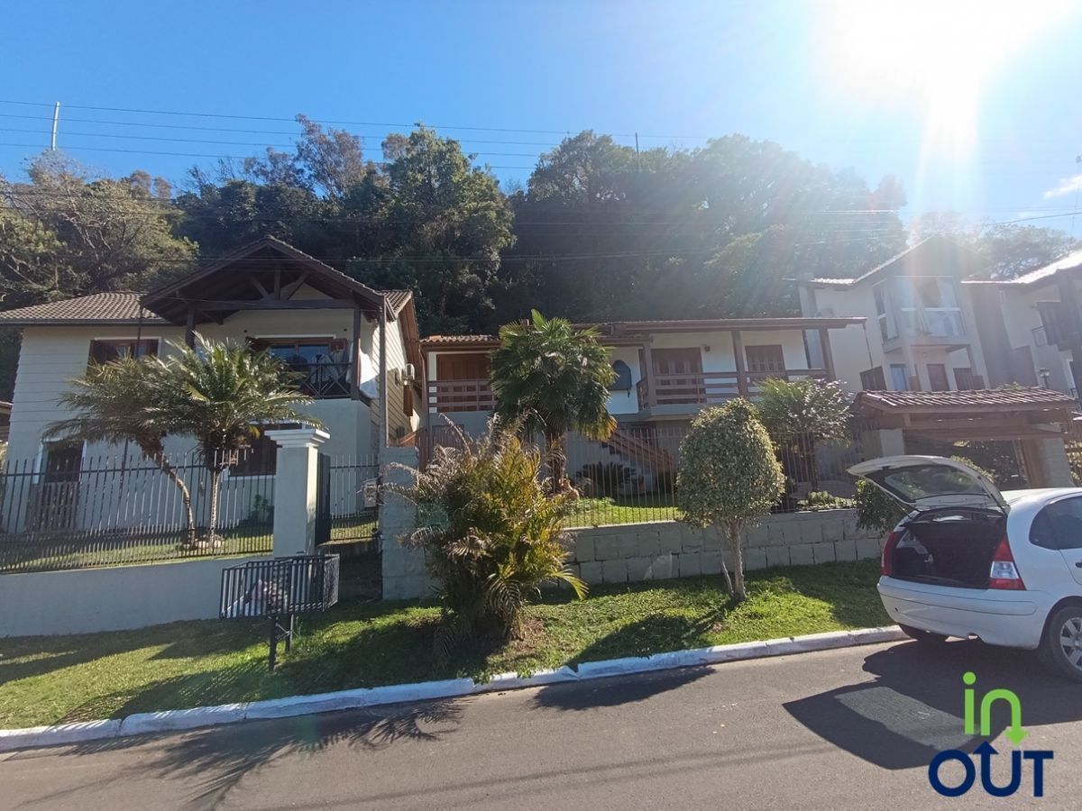 Ampla casa com pátio fechado e 3 quartos em Gramado