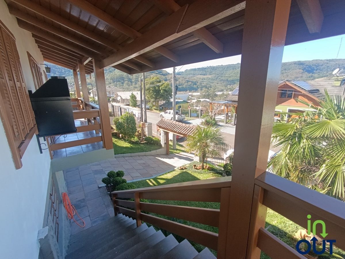 Ampla casa com pátio fechado e 3 quartos em Gramado