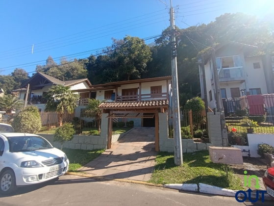 Ampla casa com pátio fechado e 3 quartos em Gramado