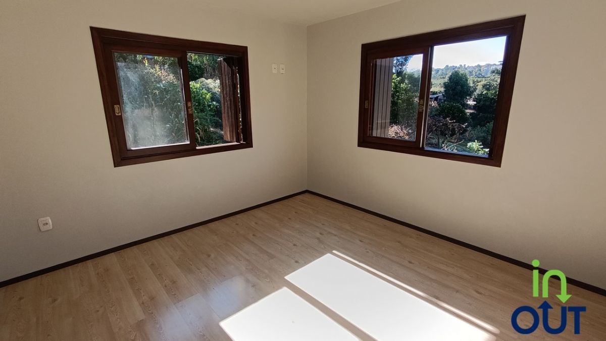 Casa Espaçosa com 2 Andares e Pátio Arborizado no interior de Gramado
