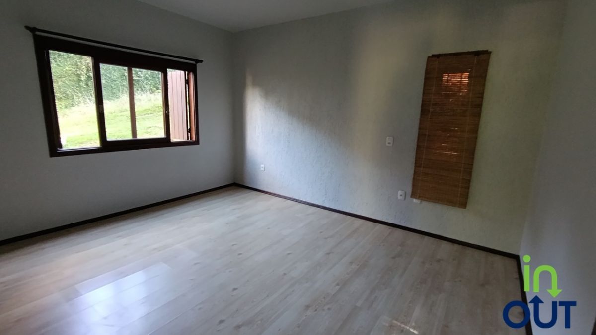 Casa Espaçosa com 2 Andares e Pátio Arborizado no interior de Gramado