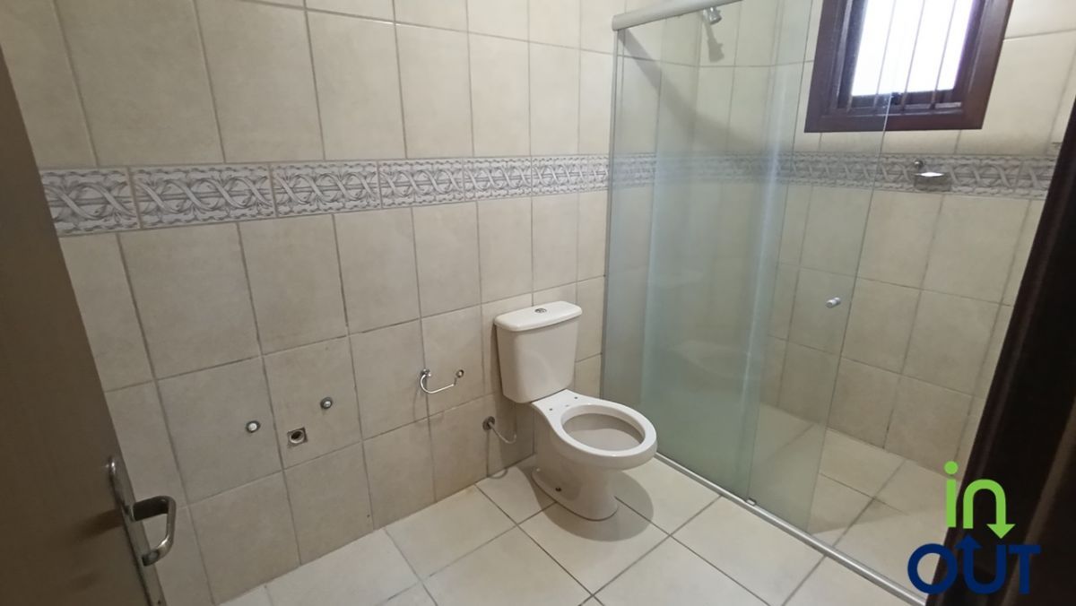 Casa Espaçosa com 2 Andares e Pátio Arborizado no interior de Gramado