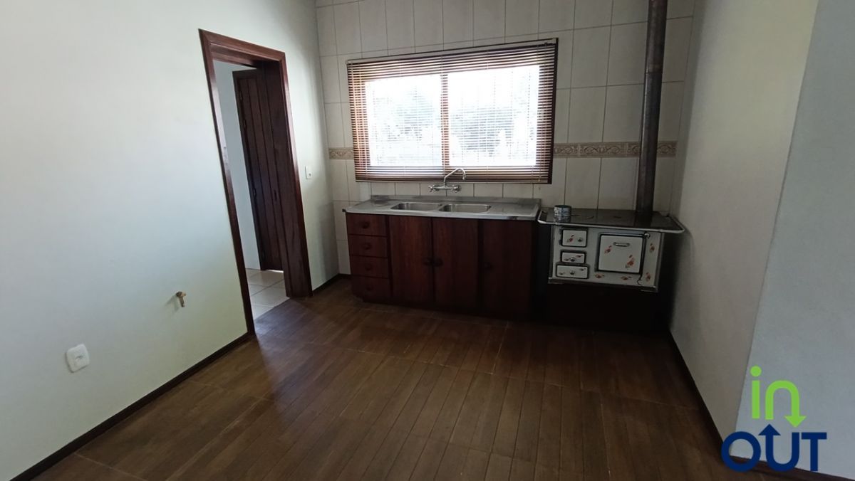 Casa Espaçosa com 2 Andares e Pátio Arborizado no interior de Gramado