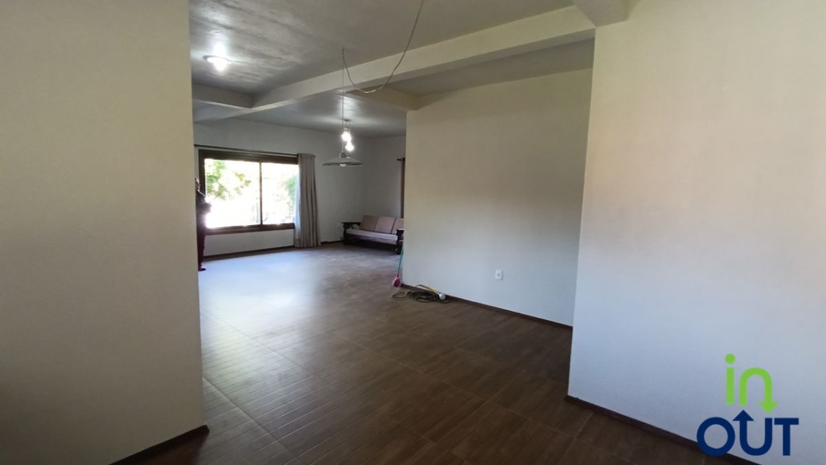 Casa Espaçosa com 2 Andares e Pátio Arborizado no interior de Gramado
