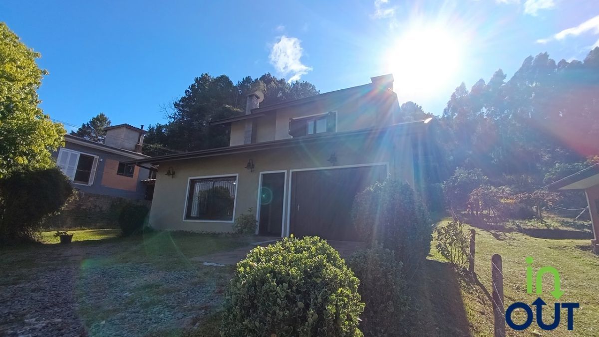 Casa Espaçosa com 2 Andares e Pátio Arborizado no interior de Gramado