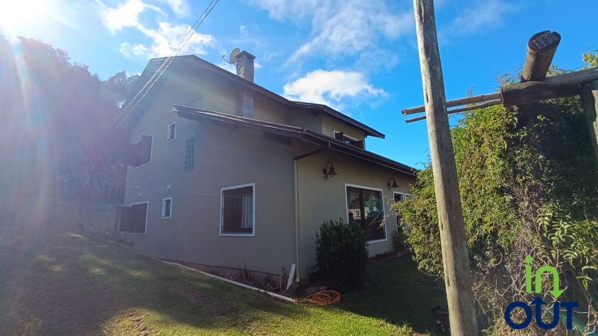 Casa Espaçosa com 2 Andares e Pátio Arborizado no interior de Gramado