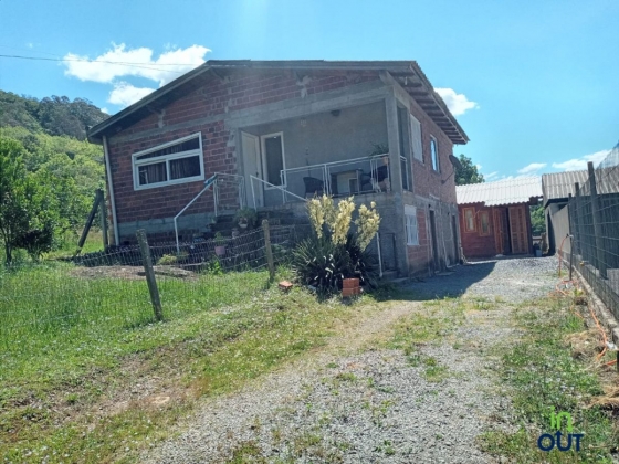 Casa Semi-Mobiliada com Pátio Fechado na Linha Ávila em Gramado