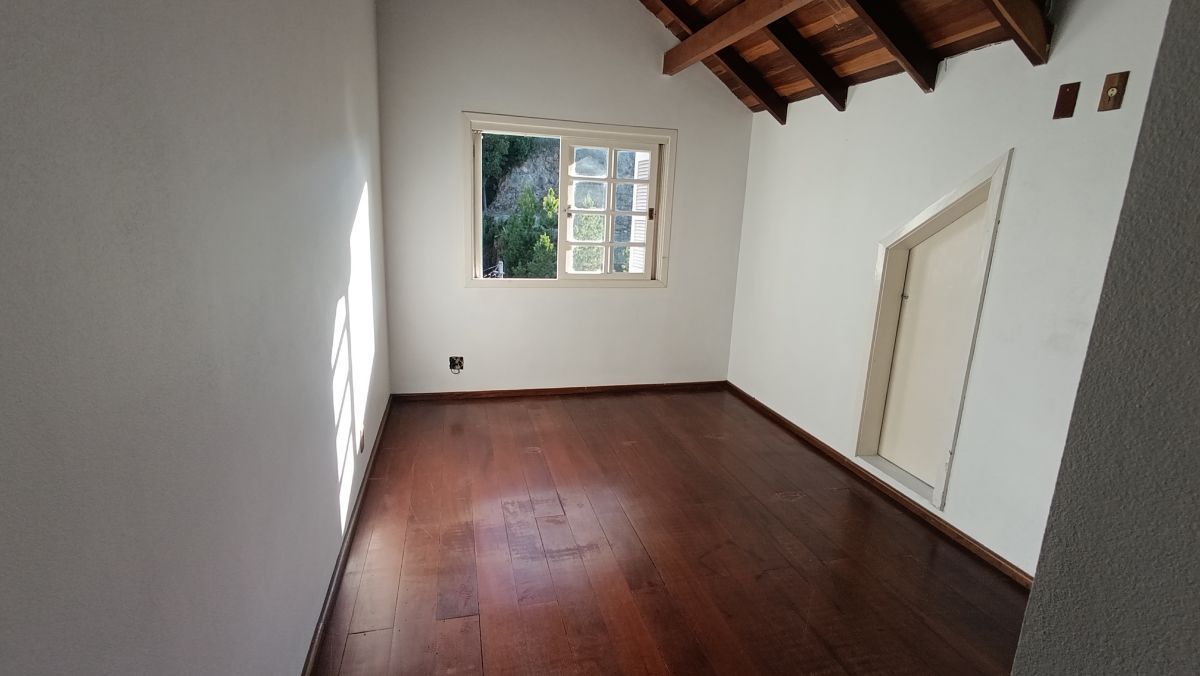 Apartamento com 2 dormitórios ao lado do Fórum, no centro de Gramado