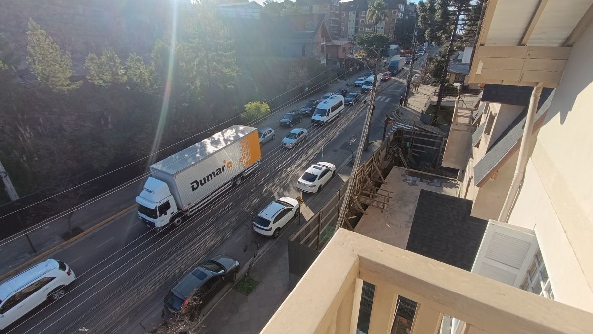Apartamento com 2 dormitórios ao lado do Fórum, no centro de Gramado