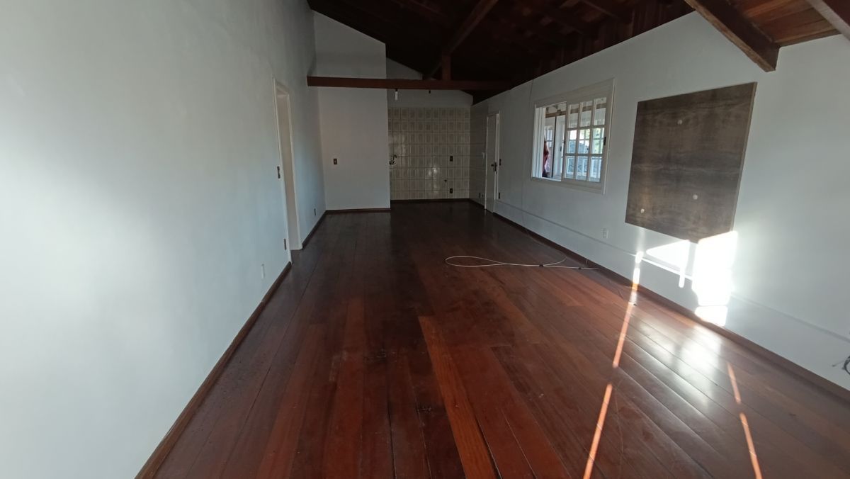 Apartamento com 2 dormitórios ao lado do Fórum, no centro de Gramado