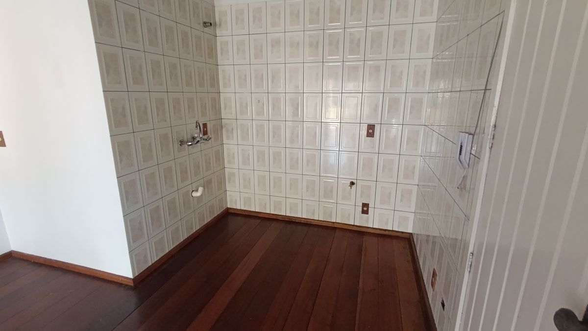 Apartamento com 2 dormitórios ao lado do Fórum, no centro de Gramado