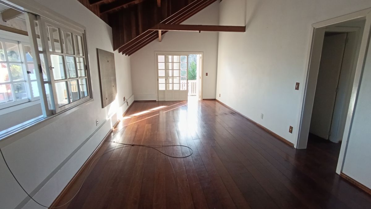 Apartamento com 2 dormitórios ao lado do Fórum, no centro de Gramado