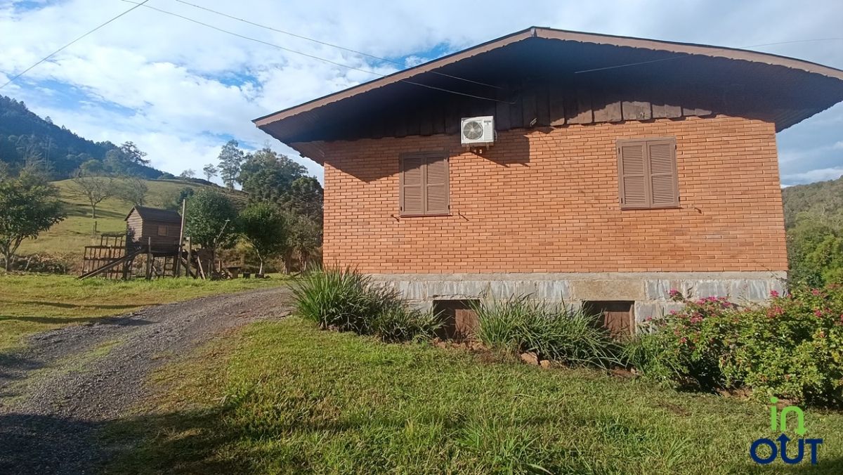 Excelente casa 3 quartos semi mobiliada no interior de Gramado