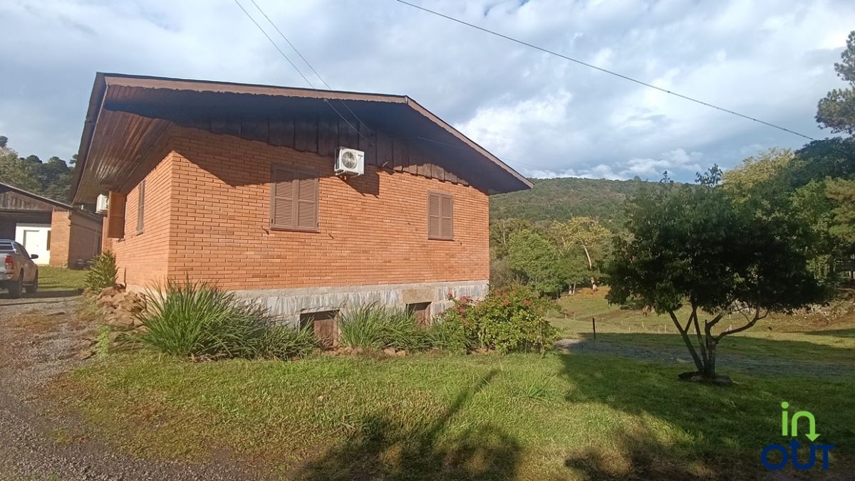 Excelente casa 3 quartos semi mobiliada no interior de Gramado