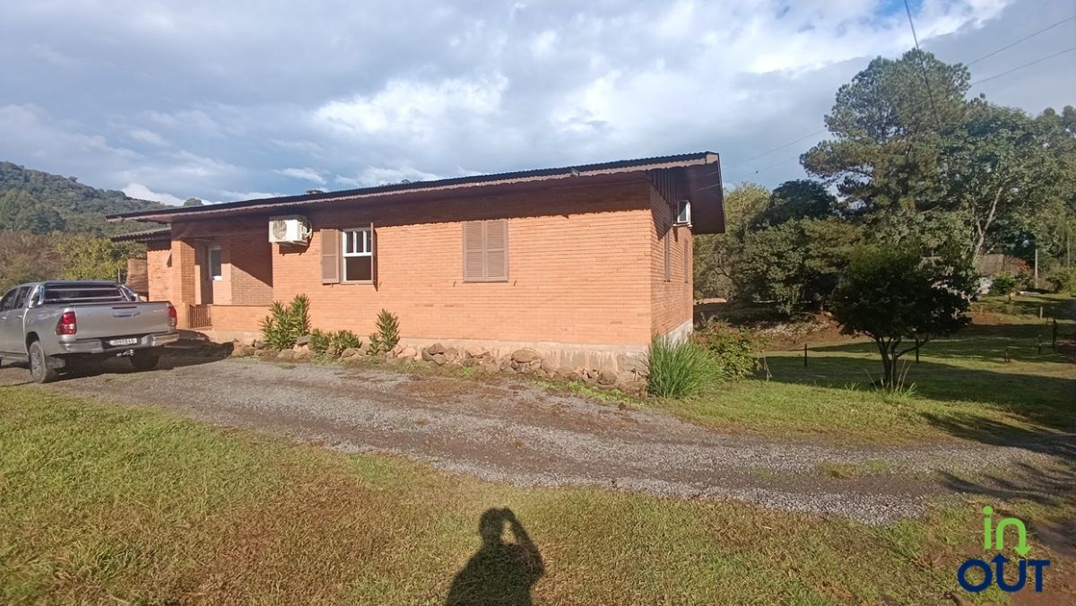 Excelente casa 3 quartos semi mobiliada no interior de Gramado