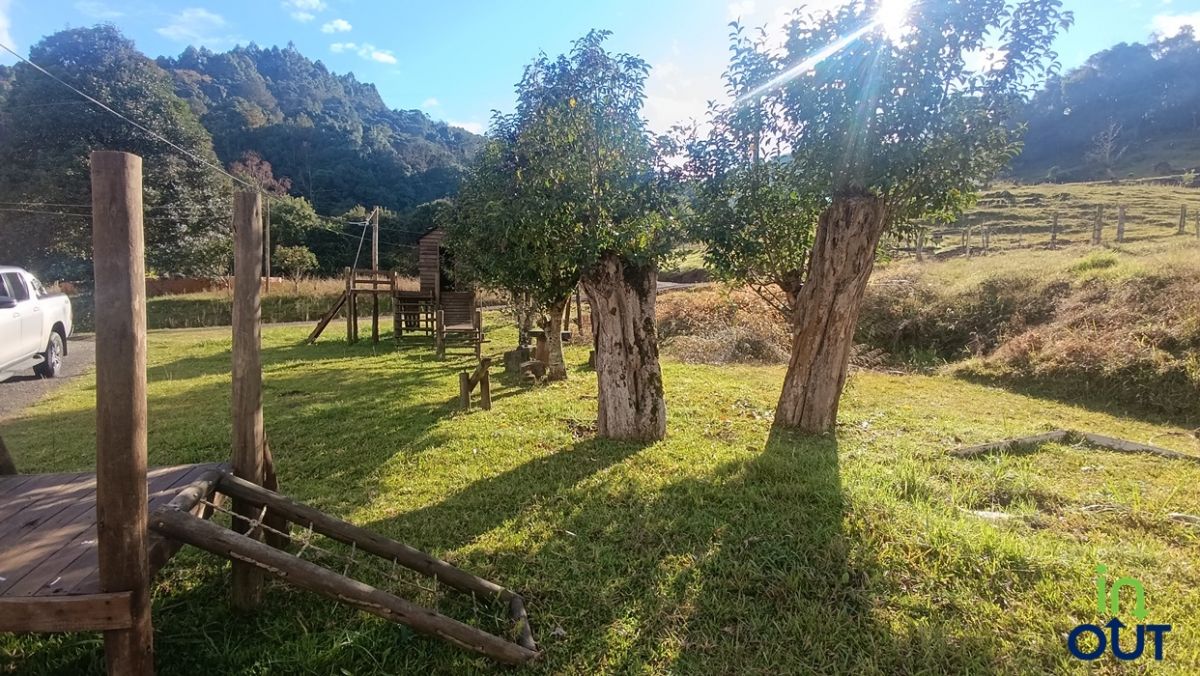 Excelente casa 3 quartos semi mobiliada no interior de Gramado