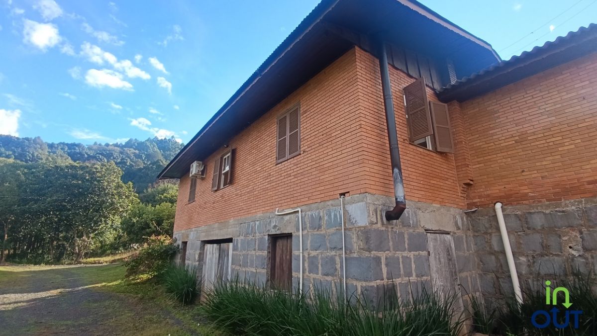 Excelente casa 3 quartos semi mobiliada no interior de Gramado