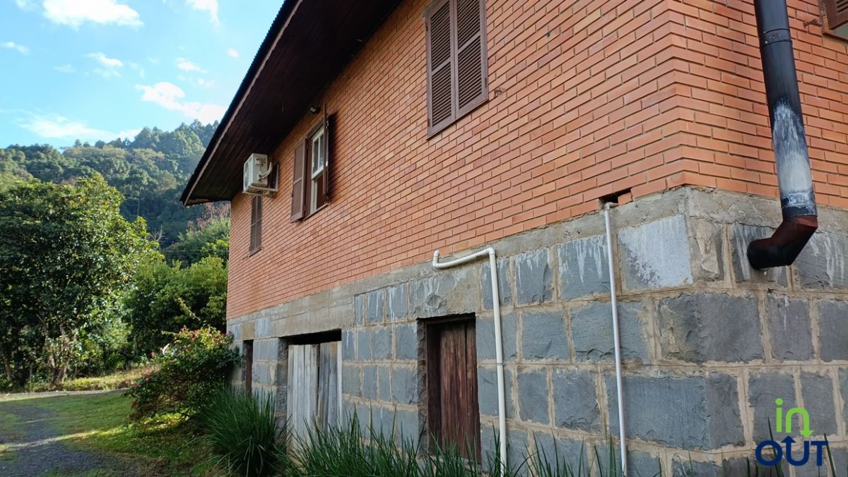 Excelente casa 3 quartos semi mobiliada no interior de Gramado