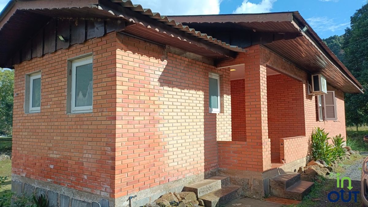 Excelente casa 3 quartos semi mobiliada no interior de Gramado