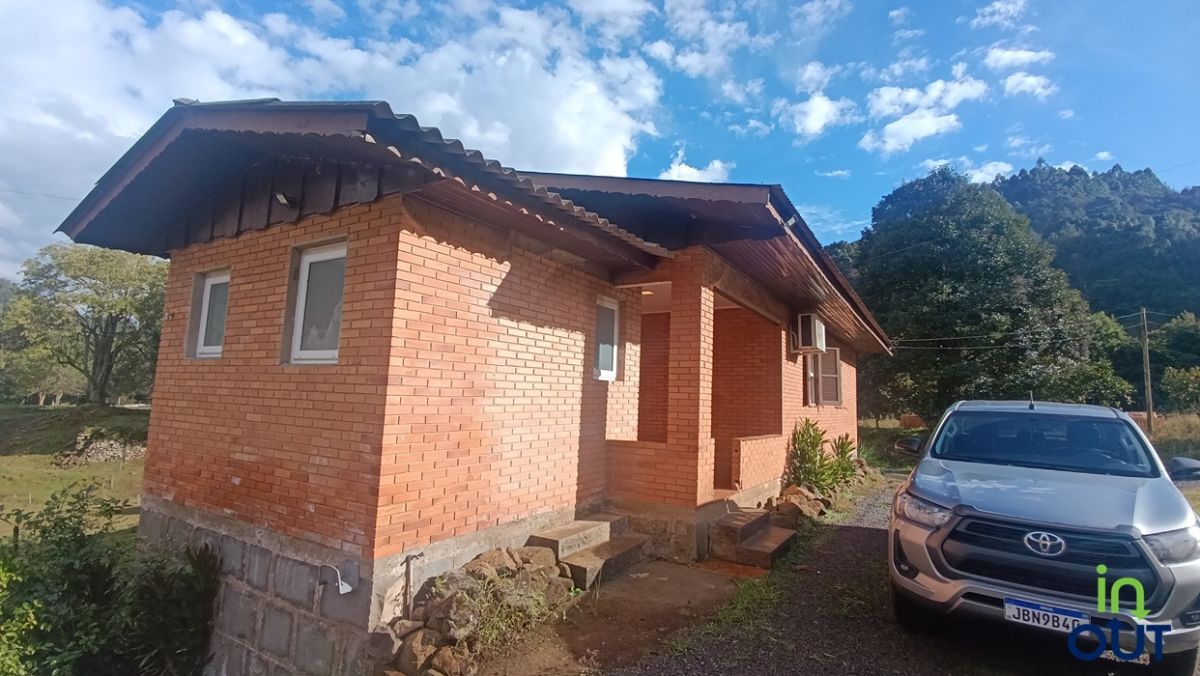 Excelente casa 3 quartos semi mobiliada no interior de Gramado