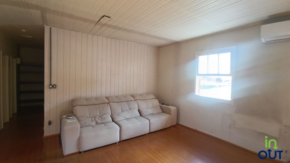 Excelente casa 3 quartos semi mobiliada no interior de Gramado