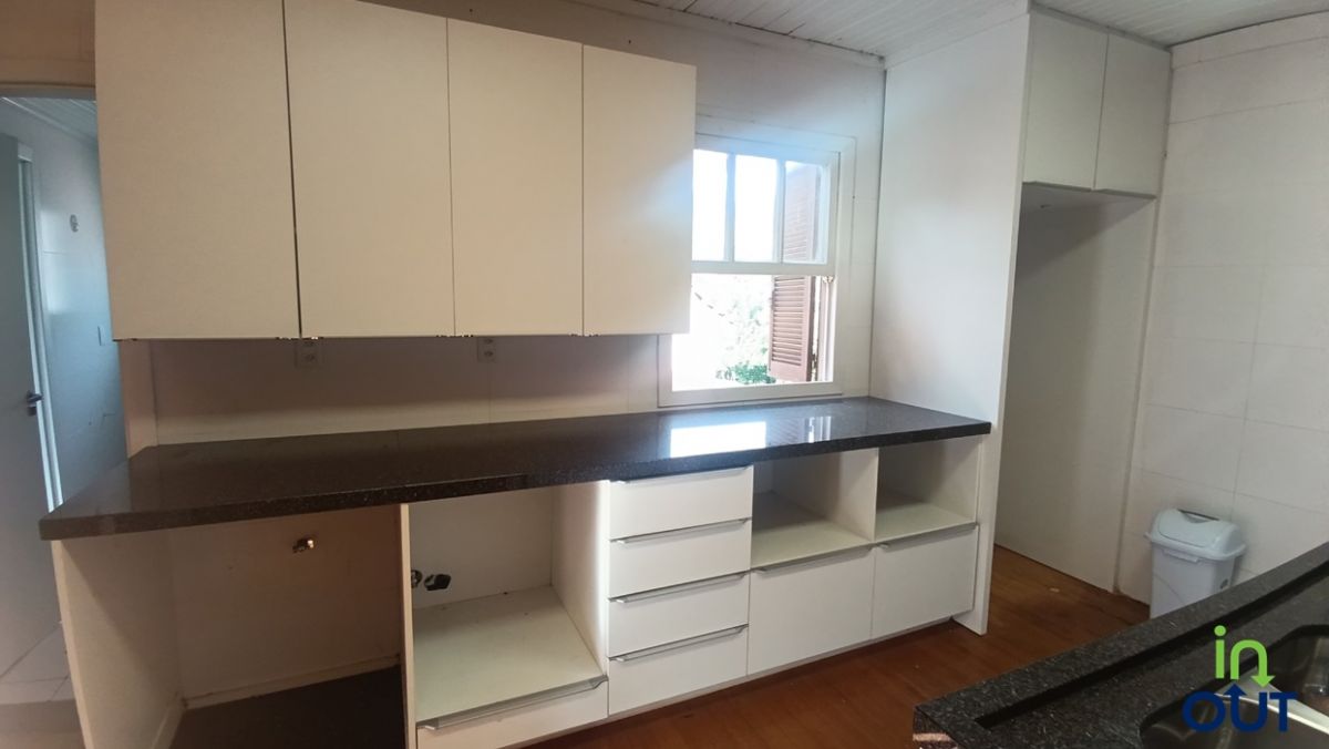 Excelente casa 3 quartos semi mobiliada no interior de Gramado