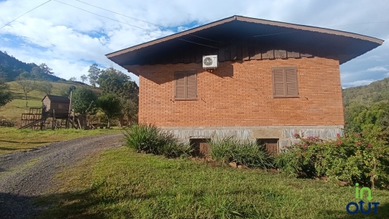 Excelente casa 3 quartos semi mobiliada no interior de Gramado