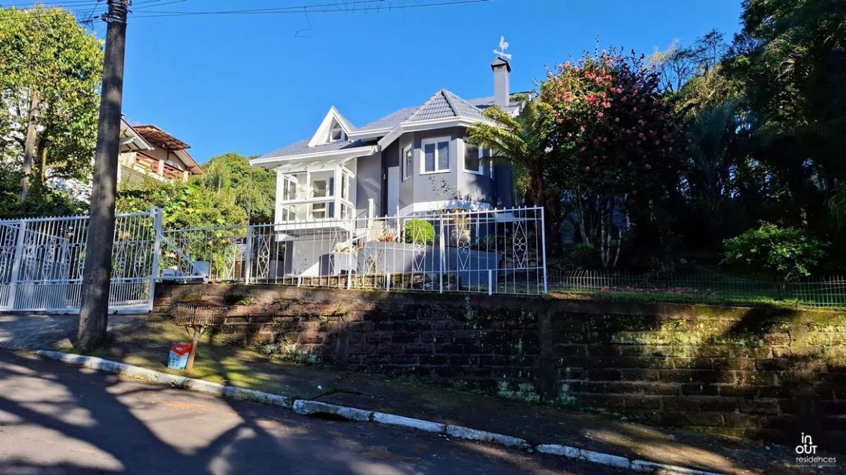 Excelente casa semi mobiliada com 3 quartos