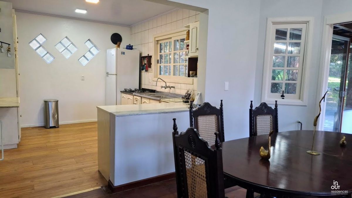 Excelente casa semi mobiliada com 3 quartos
