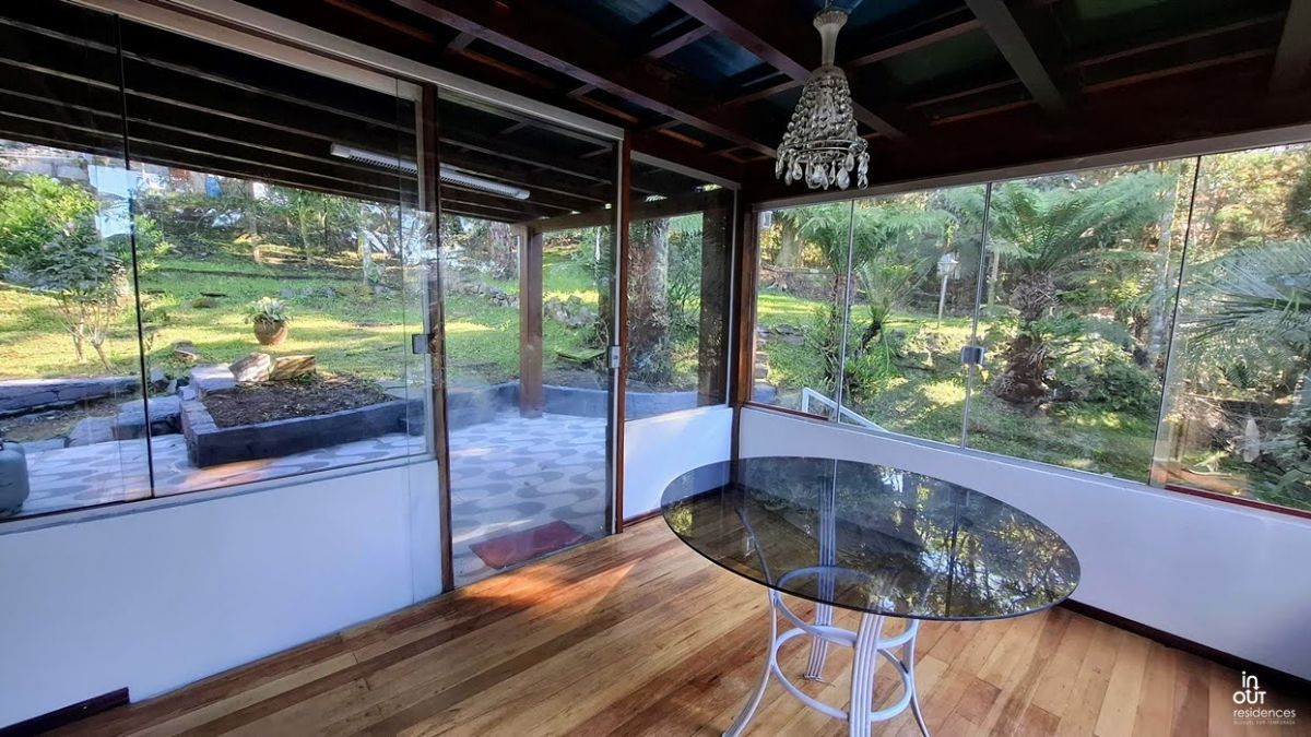 Excelente casa semi mobiliada com 3 quartos