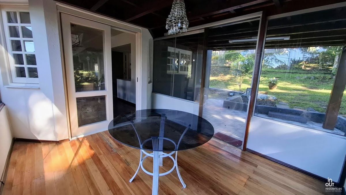 Excelente casa semi mobiliada com 3 quartos