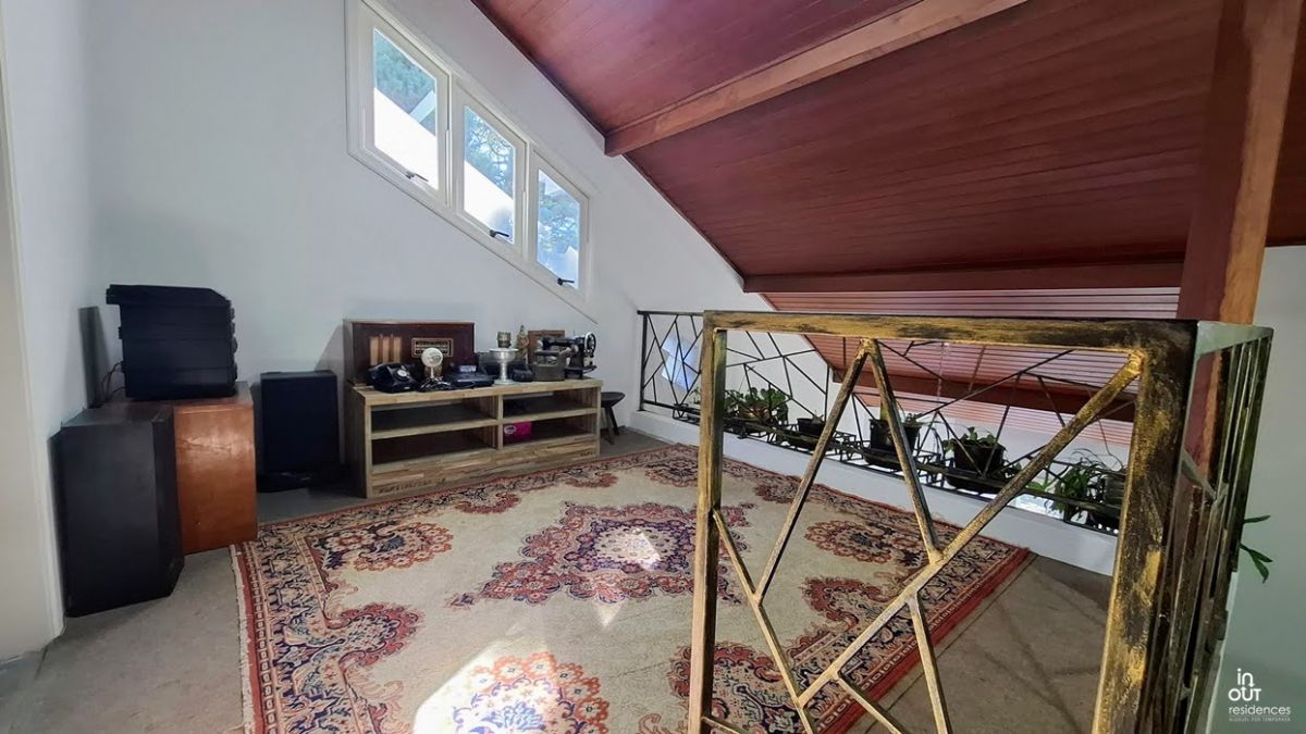 Excelente casa semi mobiliada com 3 quartos