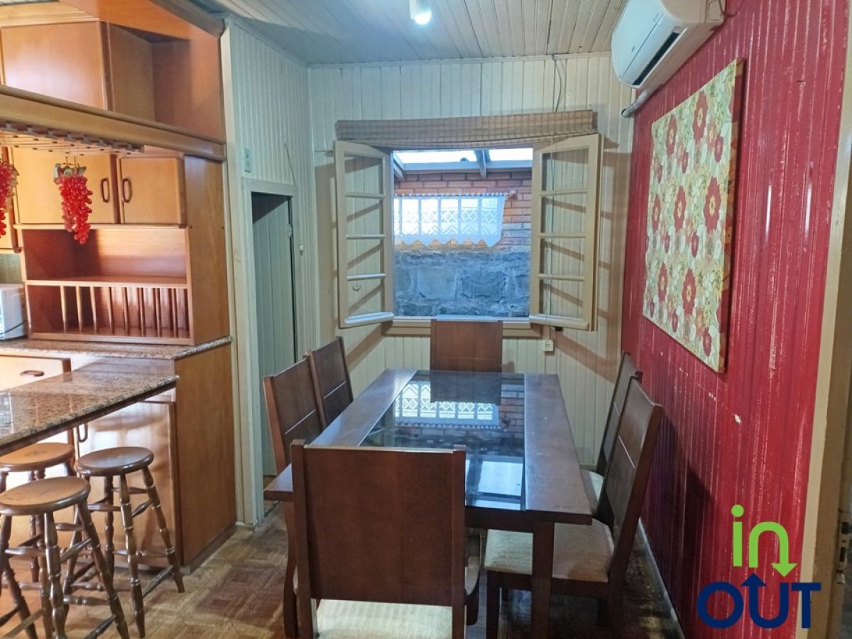 Casa semi mobiliada espaçosa com 4 quartos, no bairro Piratini em Gramado