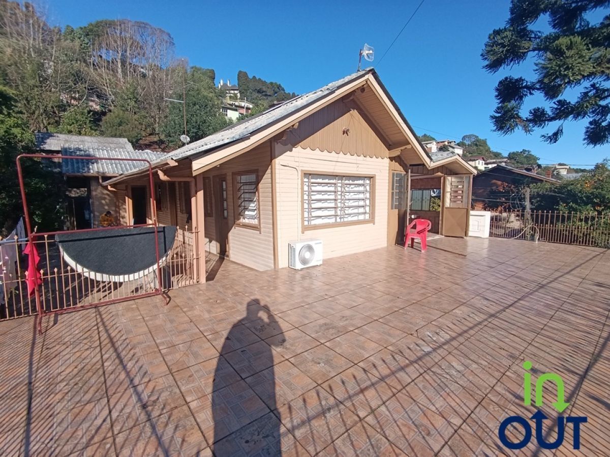 Casa semi mobiliada espaçosa com 4 quartos, no bairro Piratini em Gramado