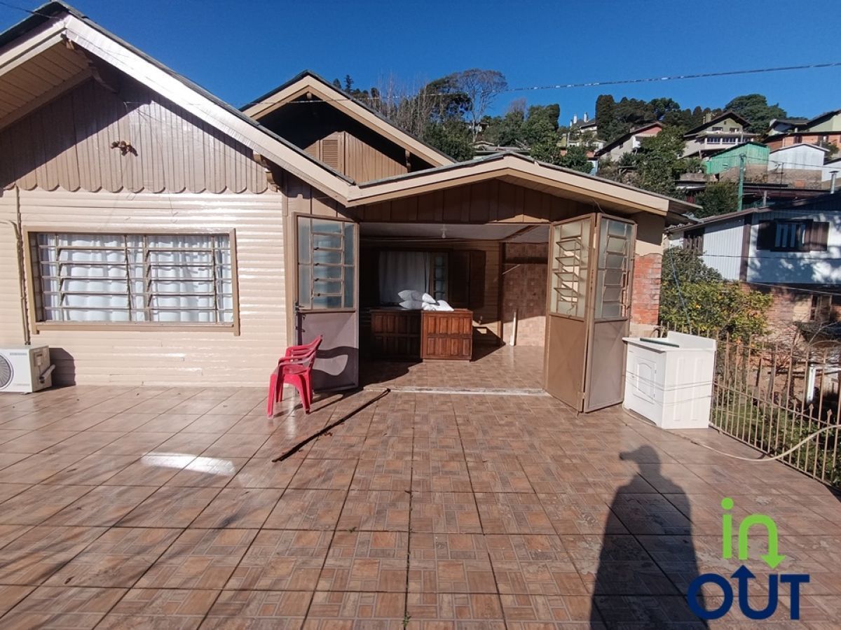 Casa semi mobiliada espaçosa com 4 quartos, no bairro Piratini em Gramado