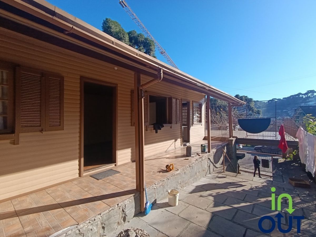 Casa semi mobiliada espaçosa com 4 quartos, no bairro Piratini em Gramado
