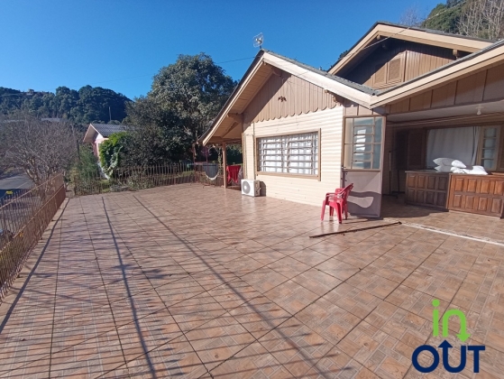 Casa semi mobiliada espaçosa com 4 quartos, no bairro Piratini em Gramado