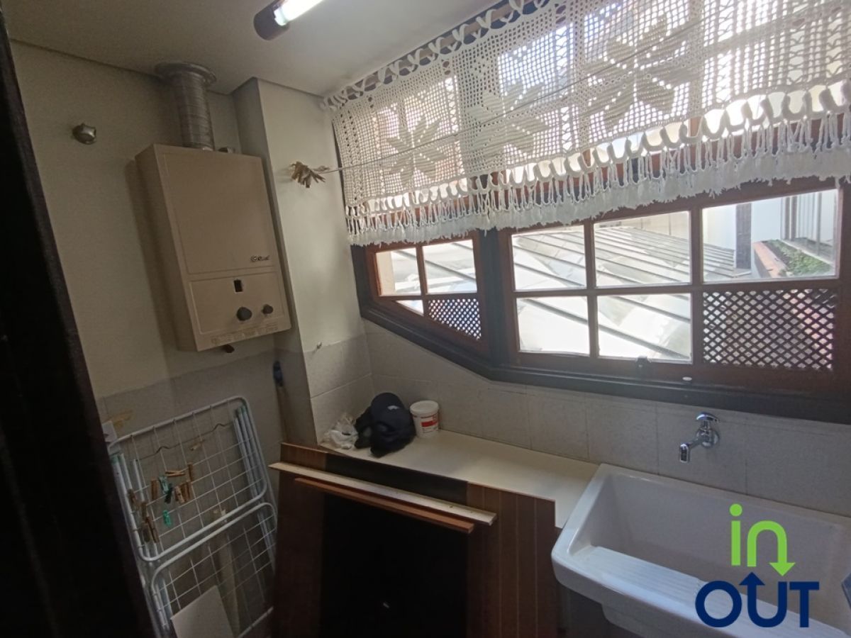 Apartamento espaçoso de 1 dormitório, na Avenida Borges de Medeiros