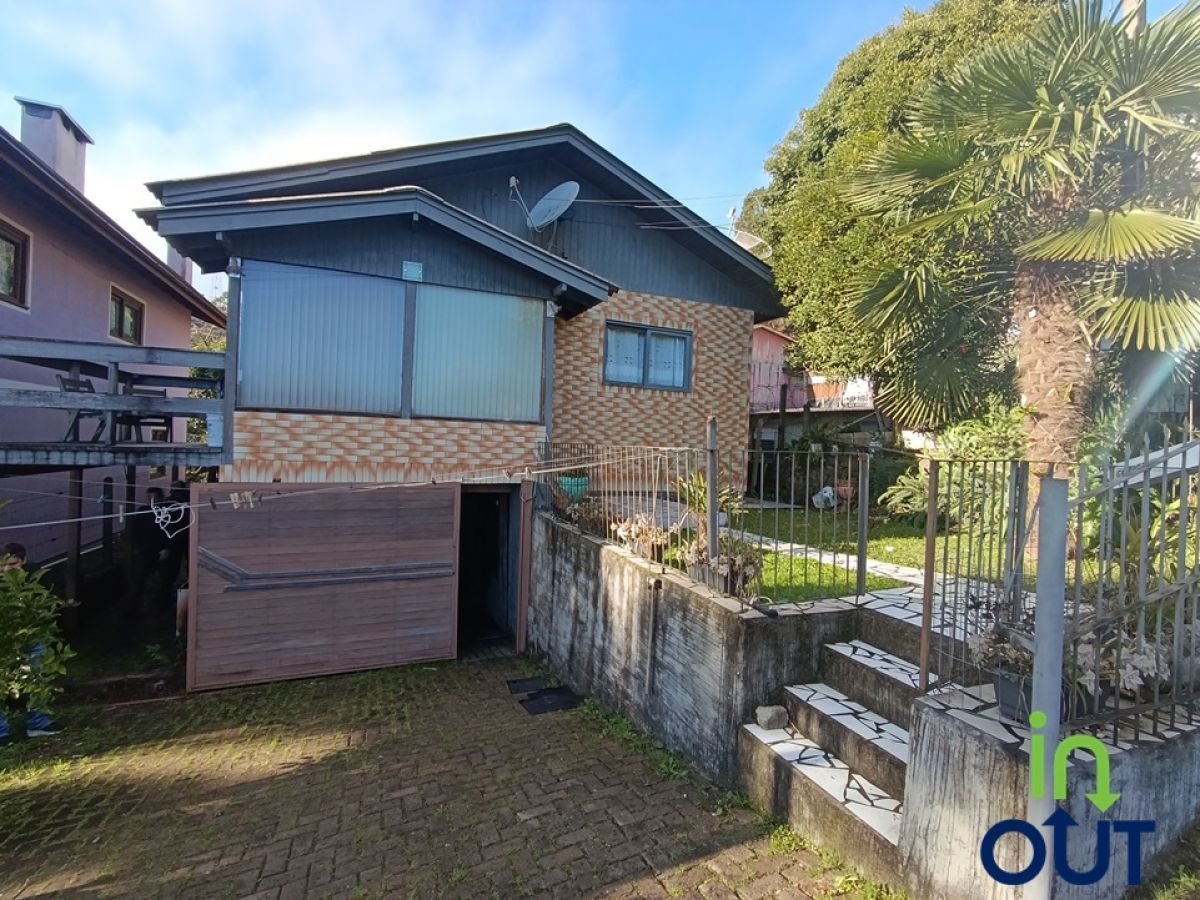 Casa mobiliada com 2 quartos e pátio fechado em Gramado