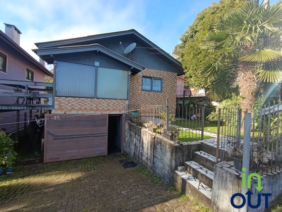 Casa mobiliada com 2 quartos e pátio fechado em Gramado