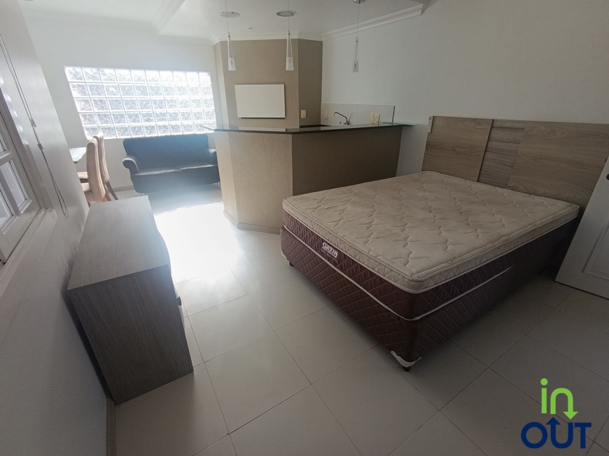 Kitnet com ar condicionado semi mobiliado no bairro Avenida Central