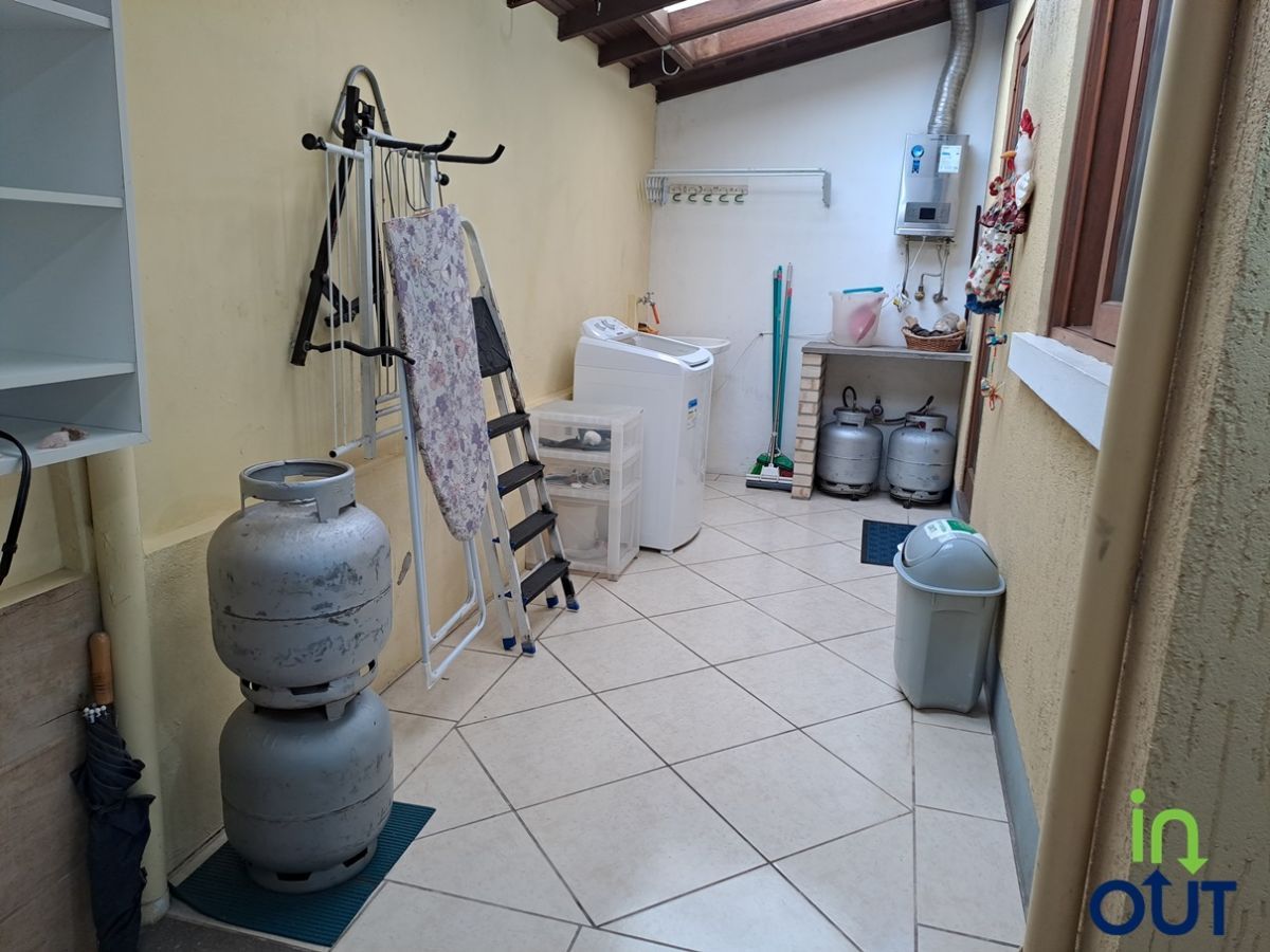Sobrado mobiliado com 2 dormitórios no centro de Canela