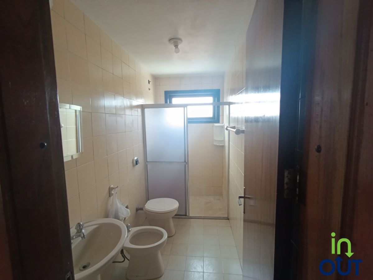 Amplo apartamento sem mobília na área central de Canela