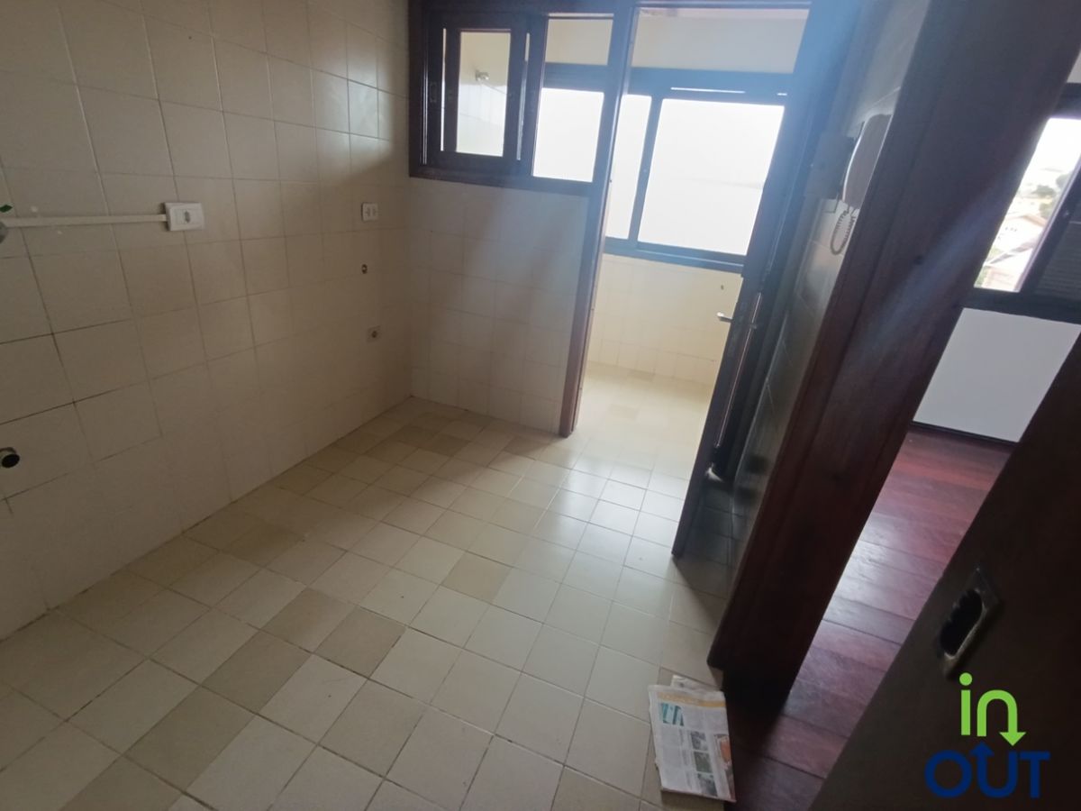 Amplo apartamento sem mobília na área central de Canela