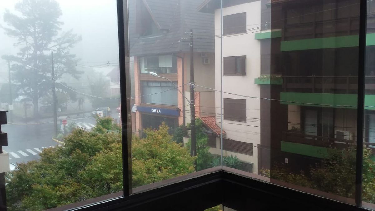 Ótimo apto. no centro de Gramado a poucos metros da Rua Coberta Ótimo apto. no centro de Gramado a poucos metros da Rua Coberta
