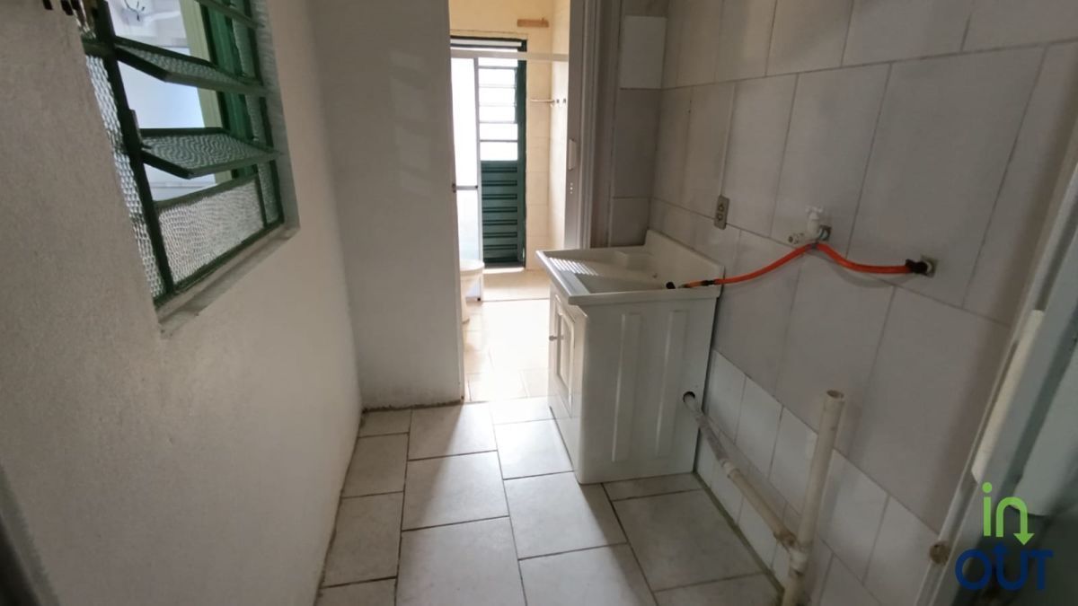 Casa com 4 quartos mobiliada e pátio cercado no bairro Piratini
