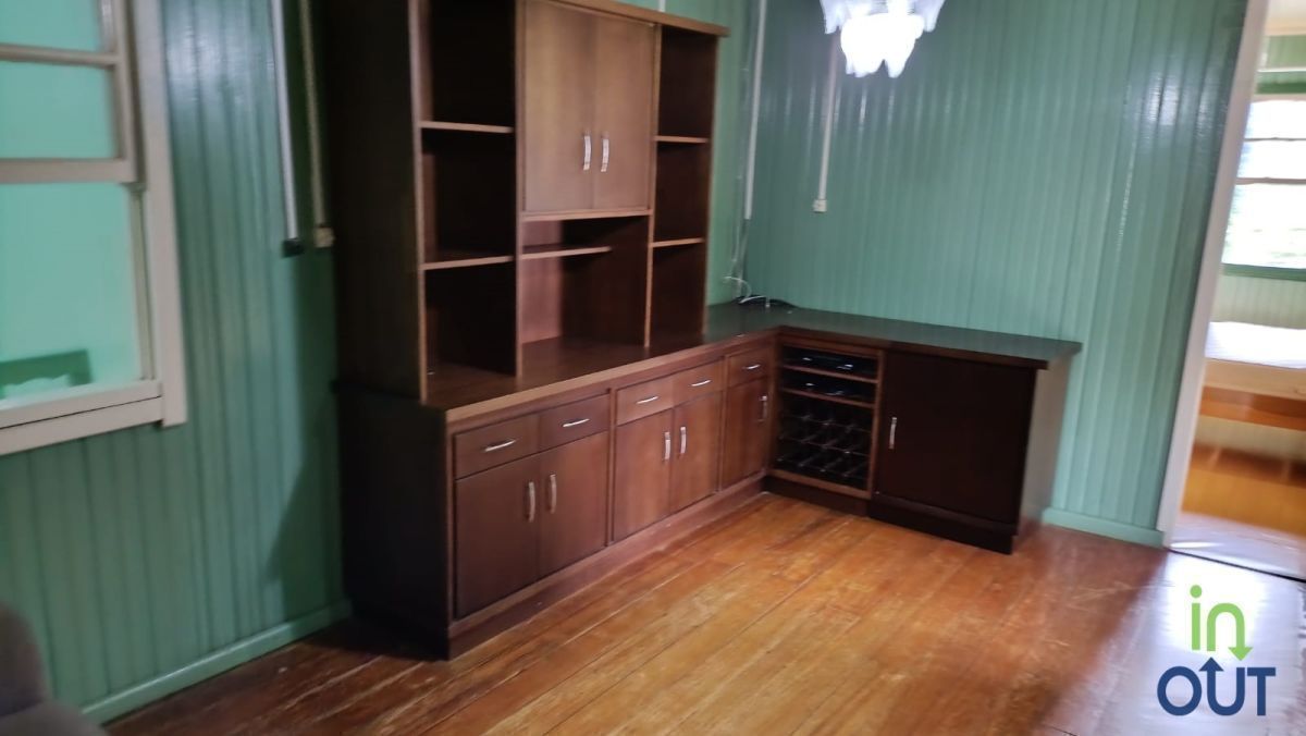 Casa com 4 quartos mobiliada e pátio cercado no bairro Piratini